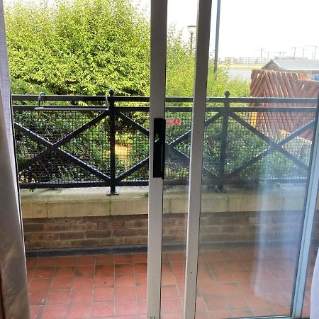 Comfortable Room With Private Balcony And Shared House ลอนดอน ภายนอก รูปภาพ