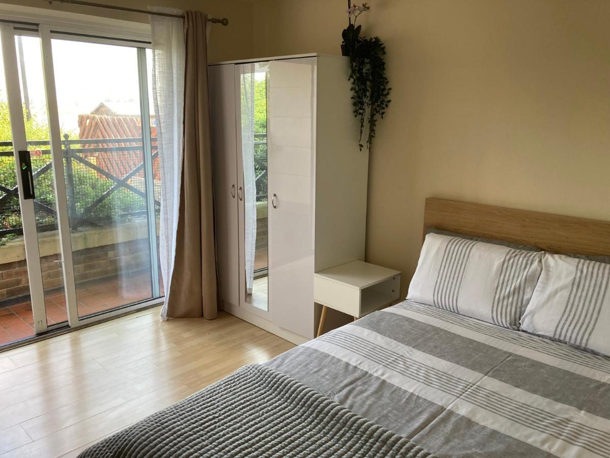 Comfortable Room With Private Balcony And Shared House ลอนดอน ภายนอก รูปภาพ