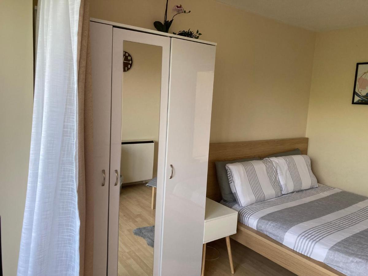 Comfortable Room With Private Balcony And Shared House ลอนดอน ภายนอก รูปภาพ