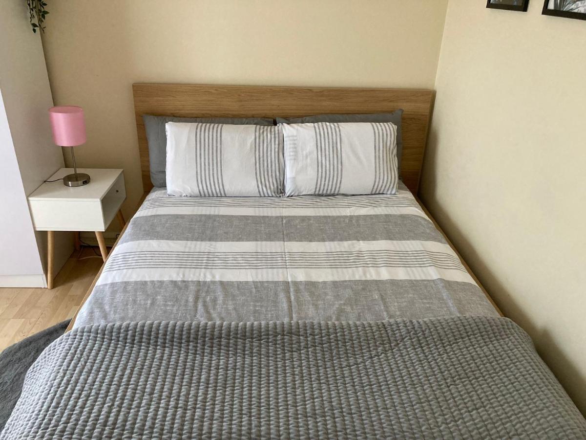 Comfortable Room With Private Balcony And Shared House ลอนดอน ภายนอก รูปภาพ
